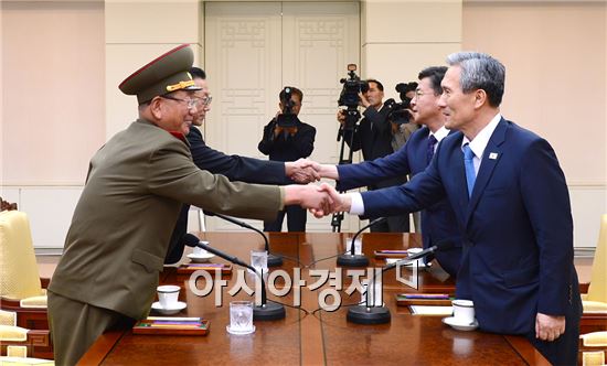 김관진 청와대 국가안보실장(앞줄 오른쪽)과 황병서 북한군 총정치국장(앞줄 왼쪽)