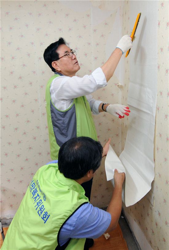 유덕열 동대문구청장, 세림이네 도배 장판 봉사