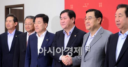 최경환 "내년 예산 확장적 운용…SOC·국방 늘릴 것"