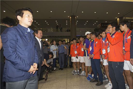 남경필 경기지사가 지난 21일부터 24일까지 평양에서 열린 국제 유소년 축구대회에 참가한 경기도 대표단의 귀국 환영회를 열고, 인사말을 하고 있다. 