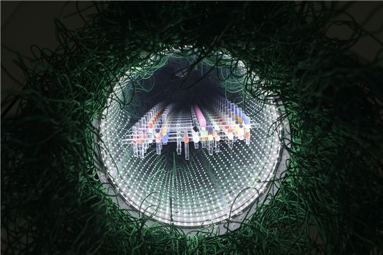 이불, '무제', 인피니티 시리즈, 스테인레스스틸, 알루미늄, LED조명, 유리거울 등 혼합매체, 2015년.