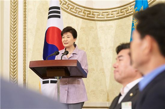 26일 청와대에서 열린 새누리당 소속 국회의원들과의 오찬에서 발언하고 있는 박근혜 대통령. (사진제공 : 청와대)