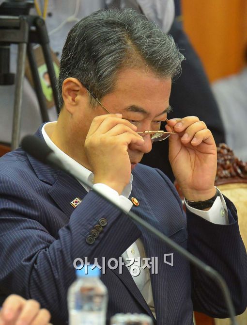 [포토]총선 건배 정종섭 장관, '안경부터 똑바로' 