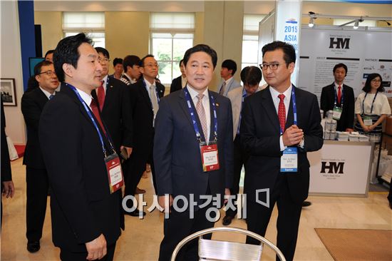 유기준 해양수산부 장관(사진 가운데)과 원희룡 제주특별자치도지사(왼쪽)는 27일 제주 신라호텔에서 열린 제주국제크루즈포럼 현장을 둘러보고 있다.