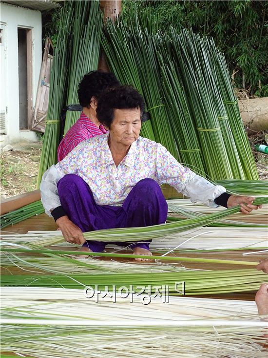 [포토]5대째 전통방식으로 만드는 함평 왕골돗자리