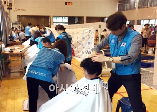 장흥군(군수 김성)은 지난 23일 K-water 광주·전남관리단과 회진초등학교 강당에서 지역주민 사랑나눔 ‘한방 의료봉사 활동’을 실시했다
