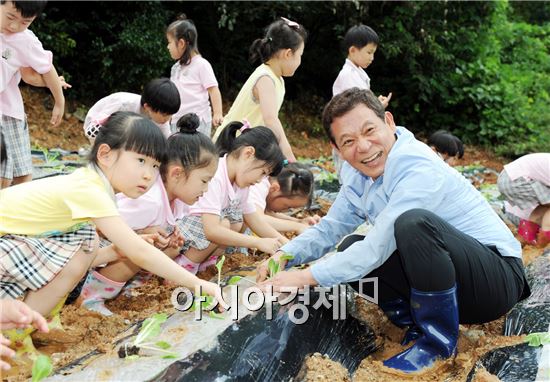 윤장현 광주광역시장은 27일 오후 광주김치타운 야외텃밭에서 열린 배추모종심기 행사에 참석해 참가자들과 배추 모종을 심고 있다. 제22회 광주세계김치축제는 오는 10월24일부터 28일까지 5일간 광주김치타운에서 열리며, 야외텃밭은 축제 기간 야외학습장으로 활용되고, 수확된 배추는 12월5일부터 열흘간 개최되는 ‘김장나눔대전’에서 사용될 예정이다. 사진제공=광주시