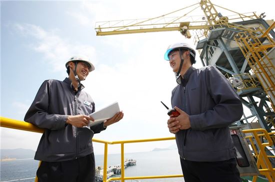 한국가스공사 직원들이 천연가스 공급 설비를 살펴보고 있다.(참고사진)