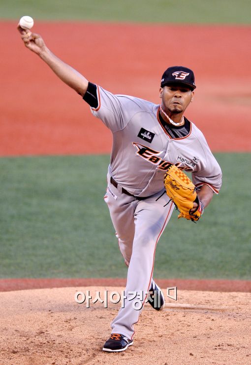 [포토]역투하는 한화 선발 로저스