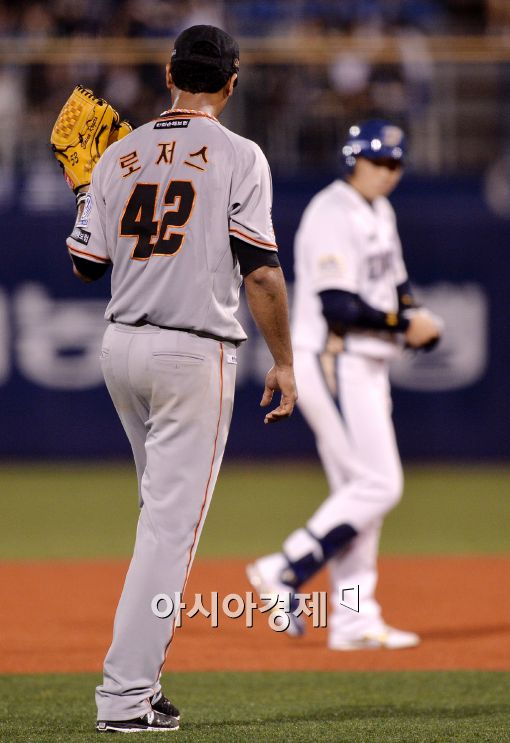 [포토]로저스, '팀 첫 안타 축하해'