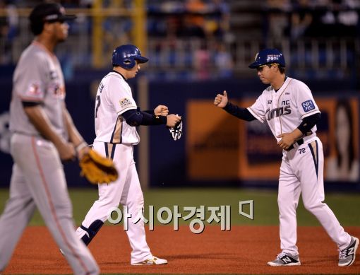 [포토]나성범, '로저스의 노히트는 2루타로 깼어요'