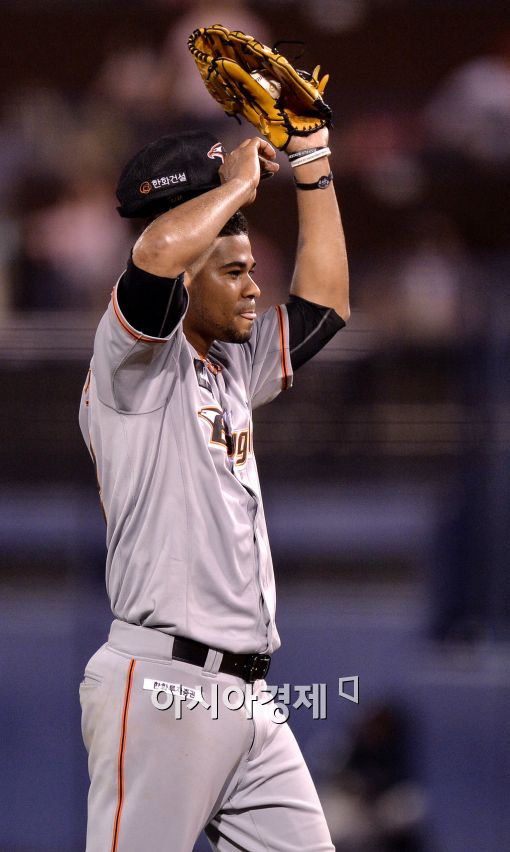 [포토]땀 닦는 한화 선발 로저스