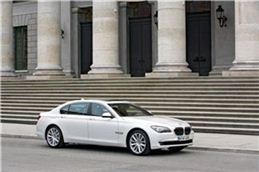 정부의 개별소비세 인하로 27일부터 200만원 가량 가격이 낮아진 BMW 760Li