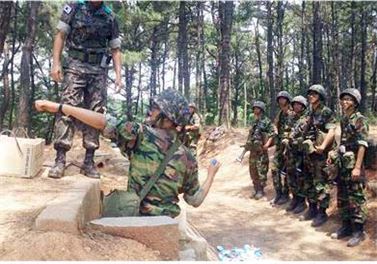 전남과학대학교 제1기 부사관학군후보생들이 육군부사관학교 훈련장에서 수류탄 투척훈련을 하고 있다. 