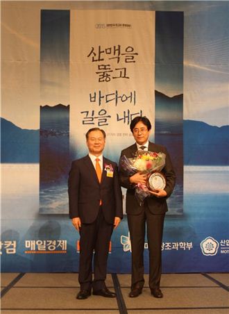 27일 공차코리아는 ‘2015 대한민국 최고의 경영대상’ 소비자중심 부문에서 수상했다. 수상 후 박갑주 심사위원장(왼쪽)과 공차코리아 김의열 대표(오른쪽)가 기념사진을 촬영하고 있다.
 
