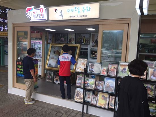 이천휴게소 명물 '30초만에 유화 그려주는 청년창업매장'