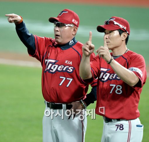 [포토]투수 교체 지시하는 김기태 감독