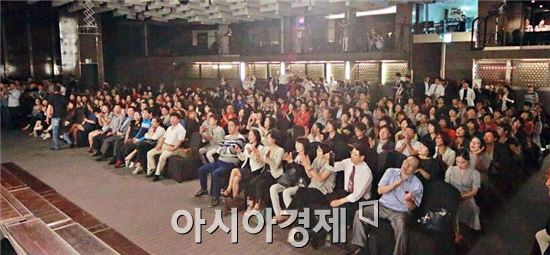 재경함평군청년회(회장 오남호)는 지난 26일 서울시 강남 리버사이드호텔에서 소아암 환자를 돕기 위한 나눔콘서트를 개최했다.
