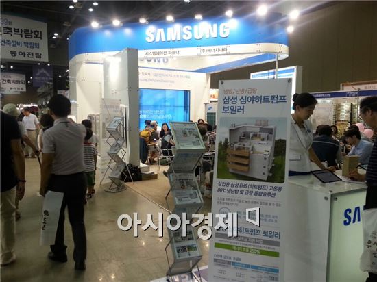 30일 경기도 일산 킨텍스에서 열린 동아전람 MBC건축박람회에서는 난방기기 제조업체들의 신제품 경쟁이 치열했다. 
