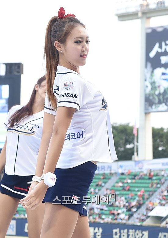 [포토] 치어리더, 과감하게 가슴을 쭉~