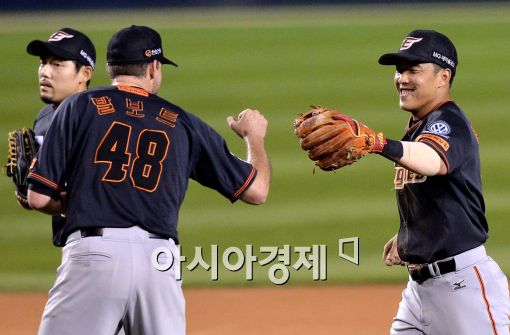 [포토]탈보트, '정근우, 환상적인 다이빙캐치였어'