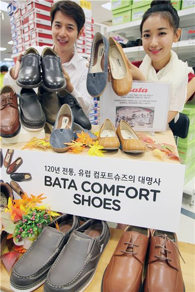 30일 오전 서울 한강로 이마트 용산점에서 모델들이 120년 전통을 자랑하는 유럽 글로벌 슈즈 브랜드 '바타(Bata)' 컴포트화를 선보이고 있다.