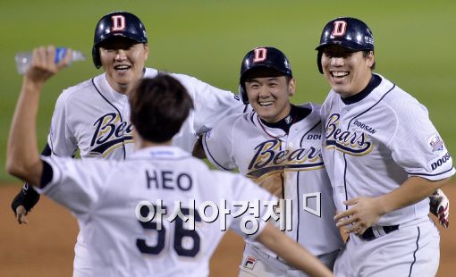 [포토]김현수, '기쁨의 연장 끝내기 득점'