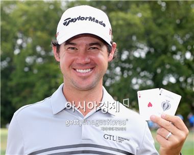 브라이언 하먼이 더바클레이스 최종일 두 차례나 홀인원을 터뜨린 뒤 에이스를 의미하는 카드 2장을 들고 포즈를 취했다. 에디슨(美 뉴저지주)=Getty images/멀티비츠 