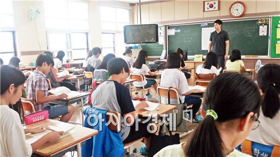 함평군(군수 안병호)은 지난달 29일 함평초등학교에서 제9회 초중고 영어경시대회 1차 시험을 개최했다.
