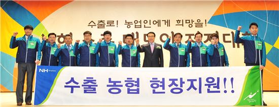 이상욱 농업경제대표(사진 가운데)가 수출현장기동대원들과 결의를 다지고 있는 모습(사진:농협)