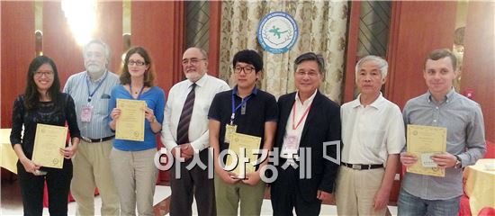 전남대학교 대학원 지구환경과학과 박사과정에 재학중인 최병도(한국공룡연구센터 연구원, 오른쪽 네번째) 학생이 국제학술대회에서 학생부문 최우수 포스터상(Best Poster Award)을 수상했다. 
