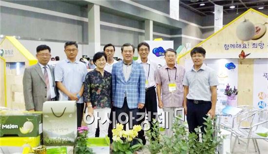 유근기 곡성군수가  지난 8월 28일부터 30일까지 3일간 서울 양재동 aT센터에서 열린 '2015A Farm Show 창농·귀농 박람회’행사에 참여해 수도권 도시민을 대상으로 공격적인 귀농·귀촌 홍보 마케팅을 펼쳤다.