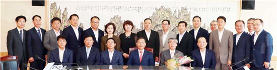 곽종월 전남도교육청 교육국장이 31일 전남도교육청 확대 간부회의 후 영상을 통해 간단한 퇴임식을 갖고 40여년의 공직생활을 마감하고 장만채 도교육감 등 직원들과 기념촬영을 하고있다.
