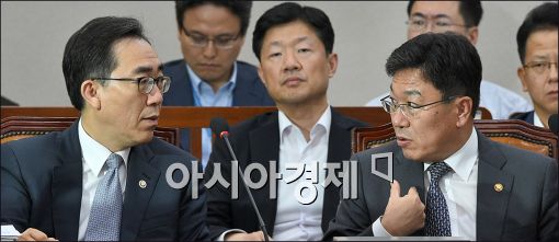 [포토]이야기하는 윤상직·조태용