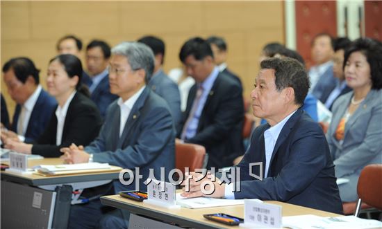 [포토]윤장현 광주시장, 하남산단 재도약 위한 정책토론회 참석