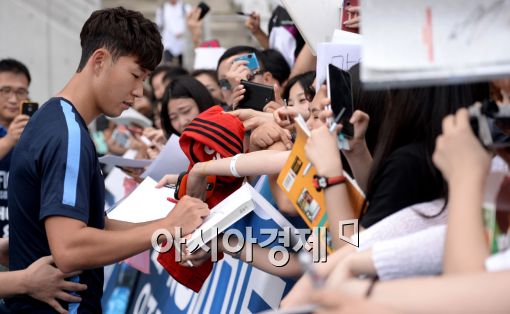 [포토]팬들의 사인 공세 받는 손흥민