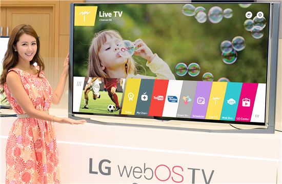 1일 LG전자 모델이 웹OS 스마트 TV를 소개하고 있다. (사진제공 : LG전자)