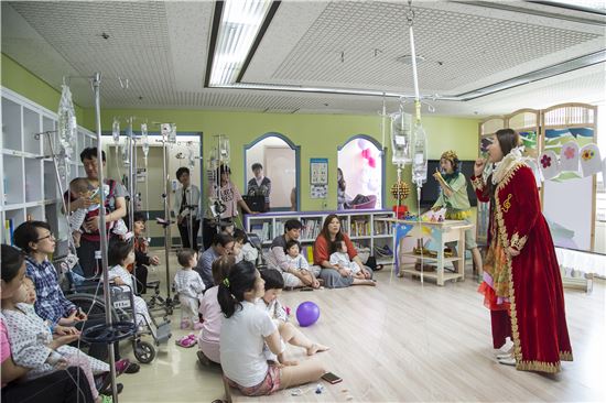 지난 5월6일 이대목동병원에서 진행된 키즈오페라 '울려라 소리나무' 공연 모습
 