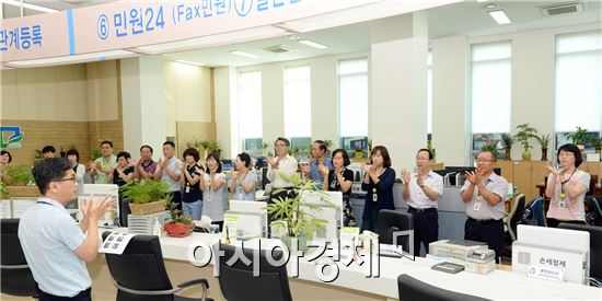 [포토]친절 다짐으로 시작하는 광주시 남구청 민원실 