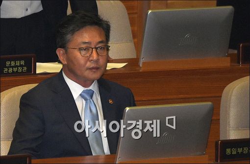 [포토]정기국회 개회식 참석한 홍용표 장관