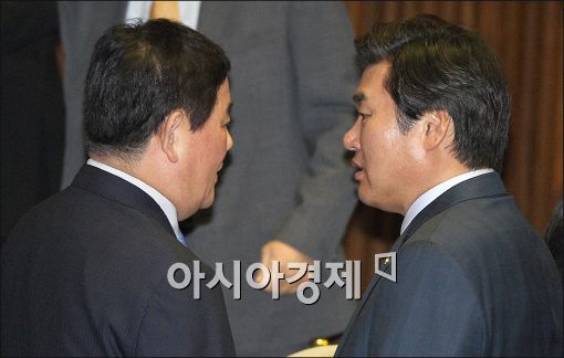 [포토]이야기 나누는 최경환·원유철