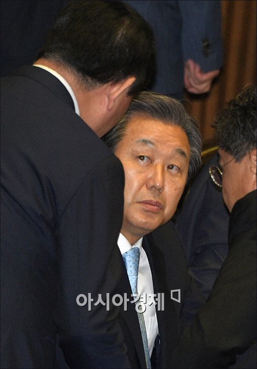 [포토]인사하는 김무성·최경환