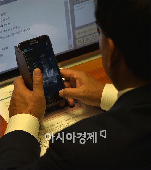 [포토]동영상에 푹 빠진 의원