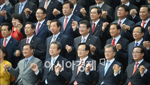 [포토]손 맞잡은 여야 의원들