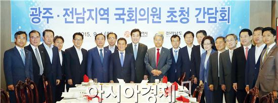 [포토]윤장현·이낙연 시도지사와 손 맞잡은 지역국회의원들