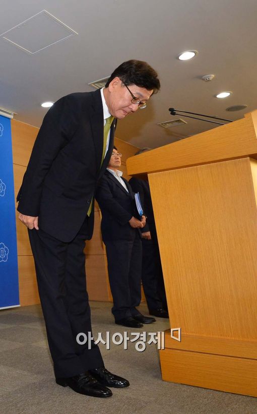 [포토]고개 숙여 인사하는 정진엽 보건복지부 장관 