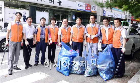 광주시 서구의회, 유덕동 버들마을 주변 청소 실시