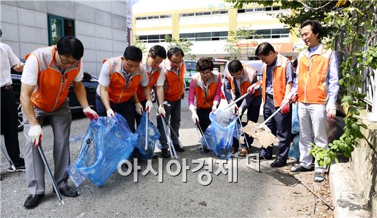 광주시 서구의회, 유덕동 버들마을 주변 청소 실시