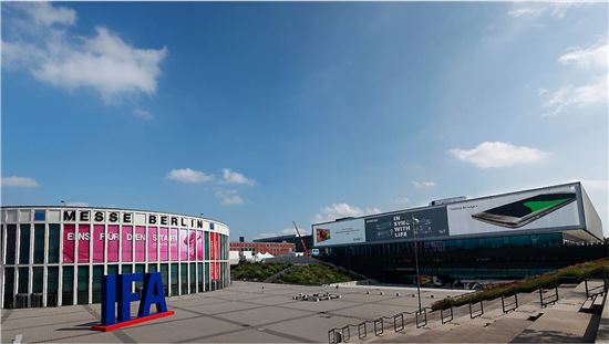 IFA 2015 개막을 앞두고 삼성전자의 최신 제품이 전시될  '시티큐브 베를린(CityCube Berlin)' 입구에 설치된 삼성전자 옥외광고 