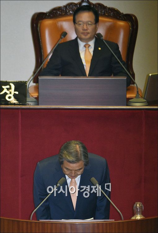 [포토]고개숙인 김무성 대표
